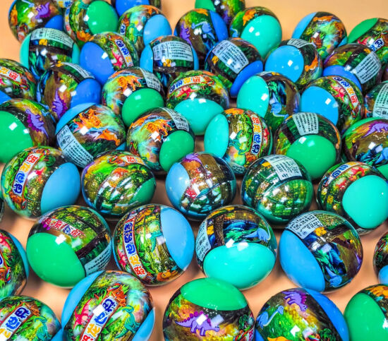 Фігурка-сюрприз у капсулі Dino World 50 мм — фото 1